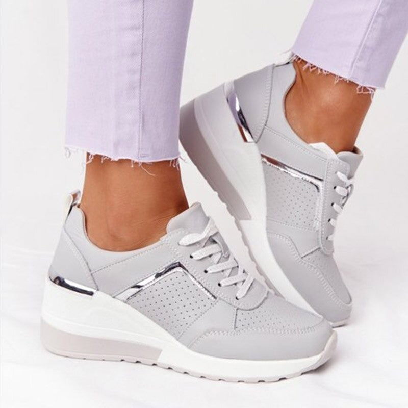 Vita damsneakers i stilren design. Mångsidiga och bekväma snörskor för dam, perfekta till vardags.