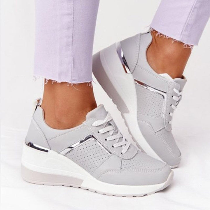 Vita damsneakers i stilren design. Mångsidiga och bekväma snörskor för dam, perfekta till vardags.