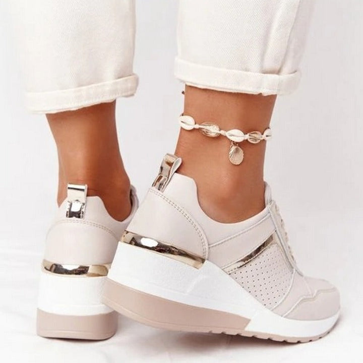 Moderna damsneakers, stilrena och bekväma. Perfekta skor för dam för en trendig vardagsstil.