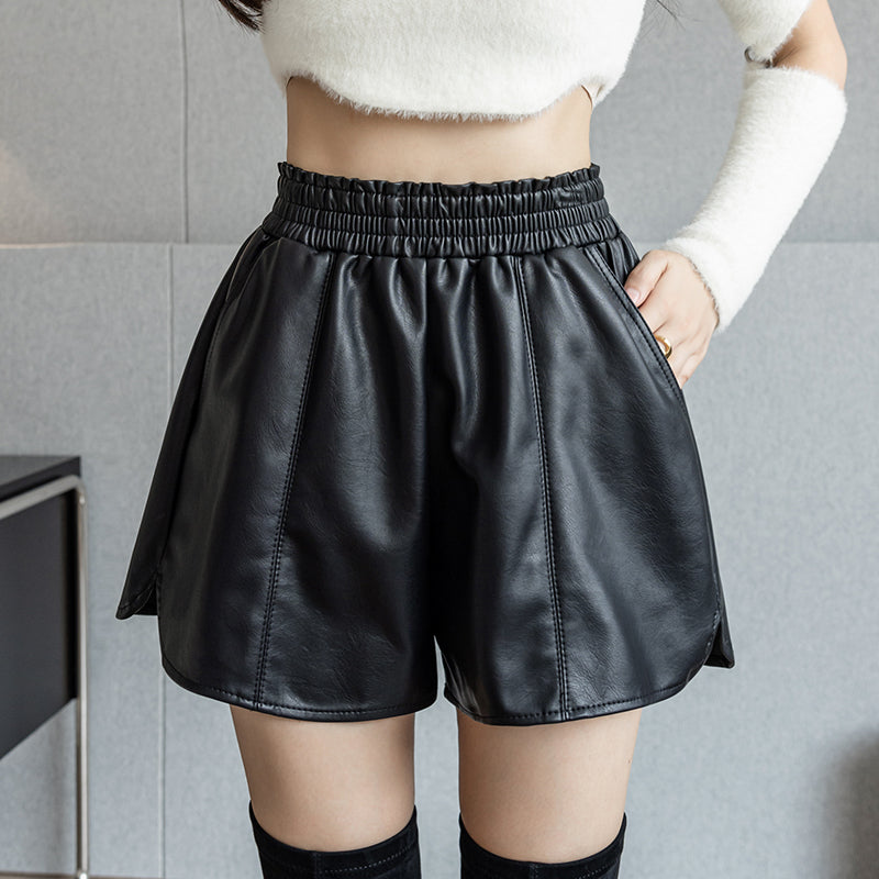 Fashionabla svarta sommarshorts för kvinnor, mångsidiga för vardagsmode och avkoppling.