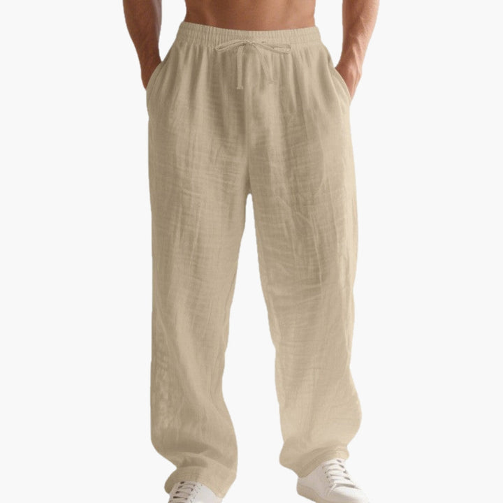 Herrbyxor i en bred design, med praktiska sidofickor & fokus på komfort. Perfekt för sommarbruk.