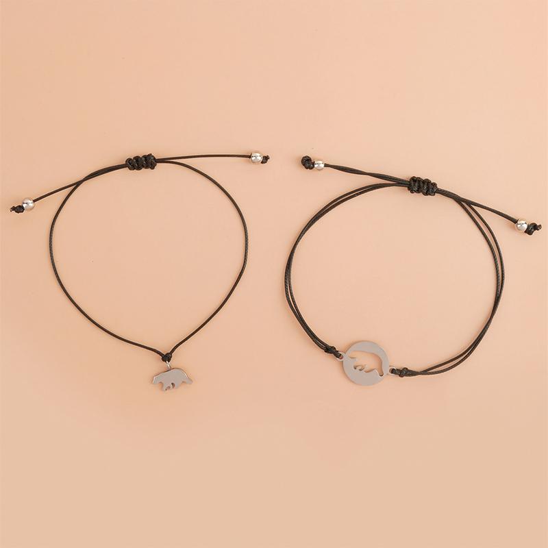 "Stilrena, justerbara armband för kvinnor och barn med meningsfull design i svart och guldtoner."