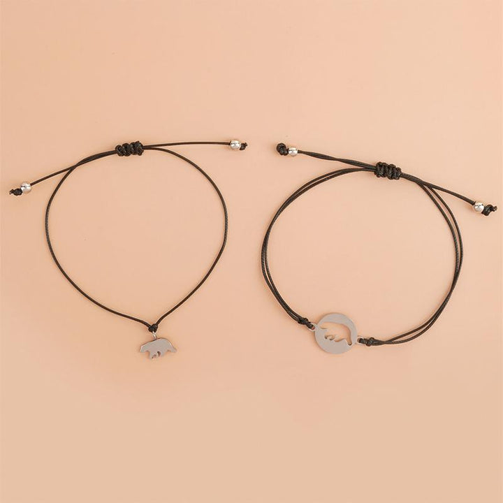 "Stilrena, justerbara armband för kvinnor och barn med meningsfull design i svart och guldtoner."