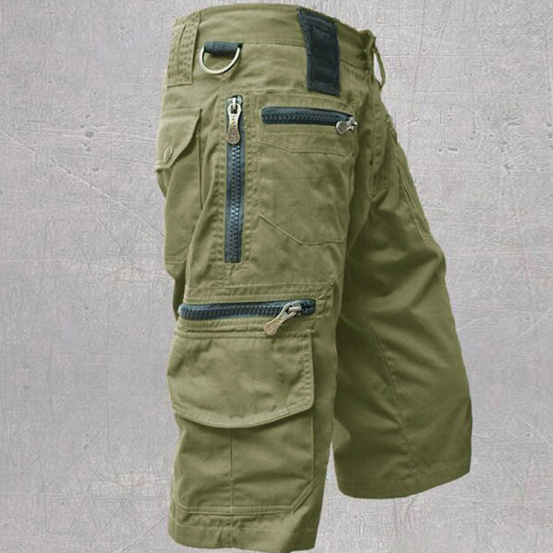 "Stilrena mörkgrå herr capri cargo shorts med många fickor, elastisk midja och modern design för utomhusaktiviteter."
