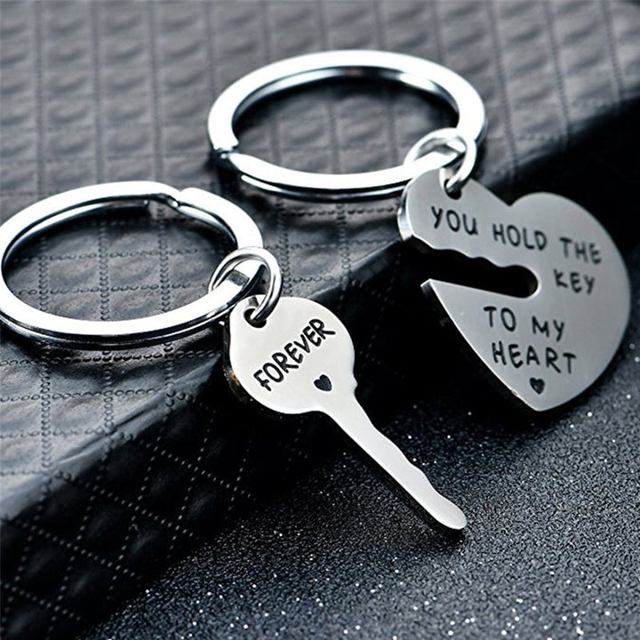"Stilrena nyckelringar för par i rostfritt stål med kärleksfull design och inskription, perfekt present för honom och henne."