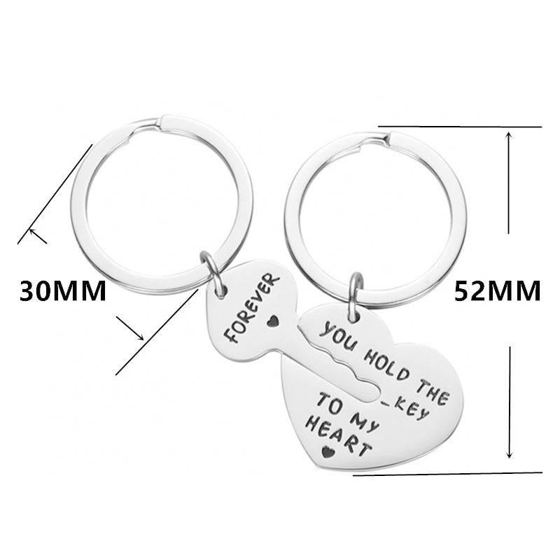 "Stilrena nyckelringar för par i rostfritt stål med kärleksfull design och inskription, perfekt present för honom och henne."