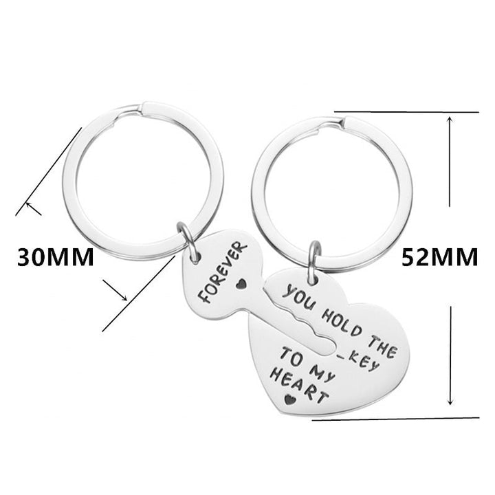 "Stilrena nyckelringar för par i rostfritt stål med kärleksfull design och inskription, perfekt present för honom och henne."