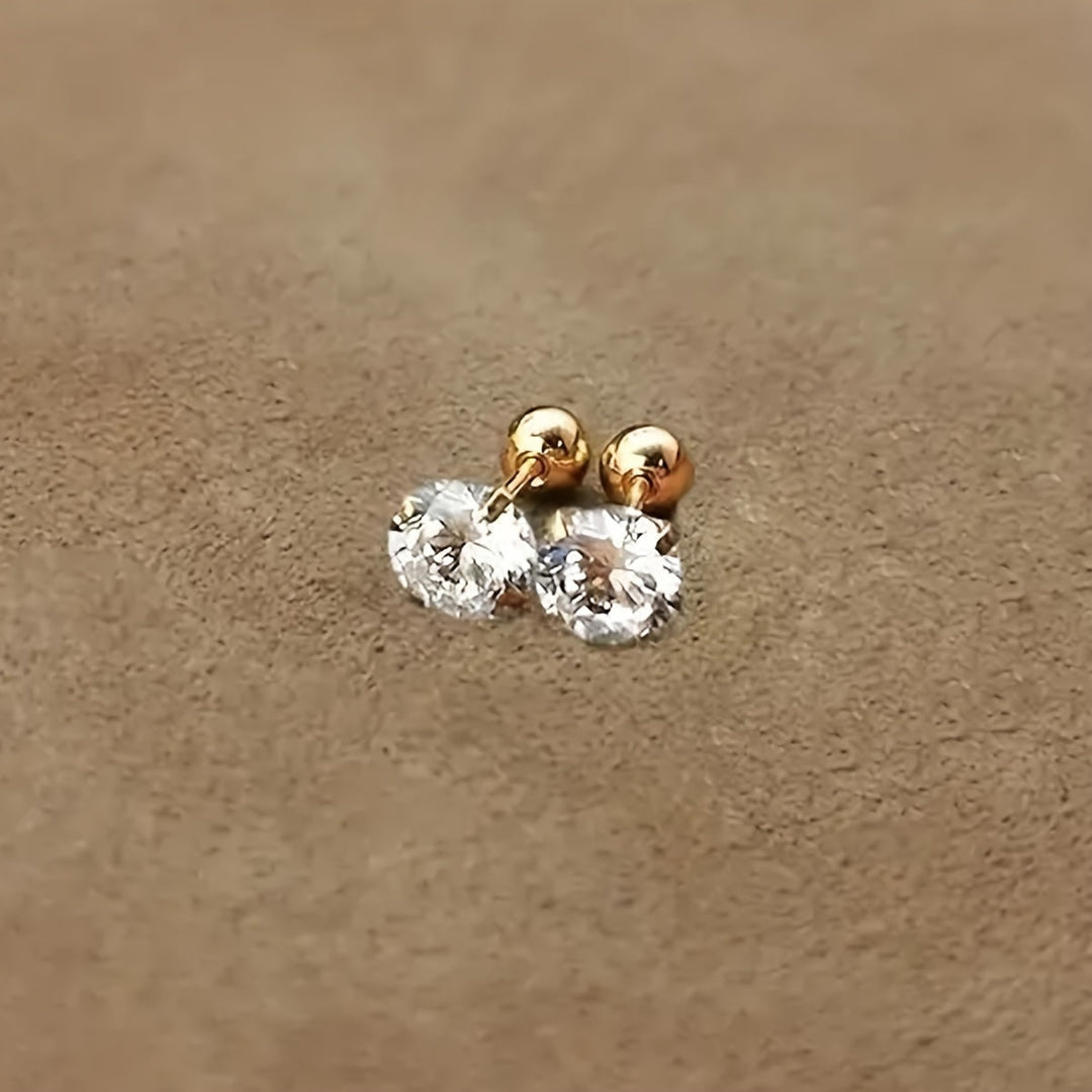 Runda örhängen av titanstål med glittrande zirkoniasten. Unisex smycken i stilren design, allergivänliga.