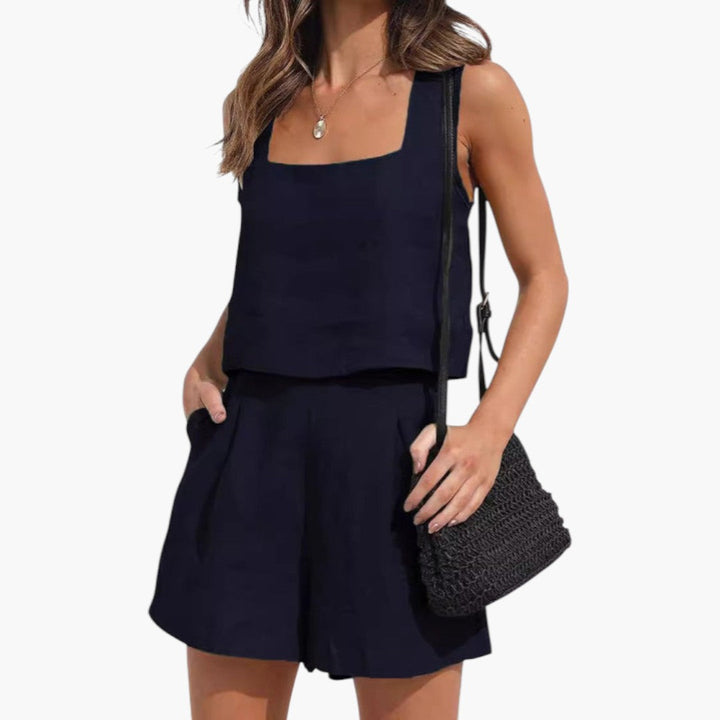 Minimalistiskt damset med stilren croppad topp & matchande shorts. Trendigt & bekvämt sommarset för kvinnor.