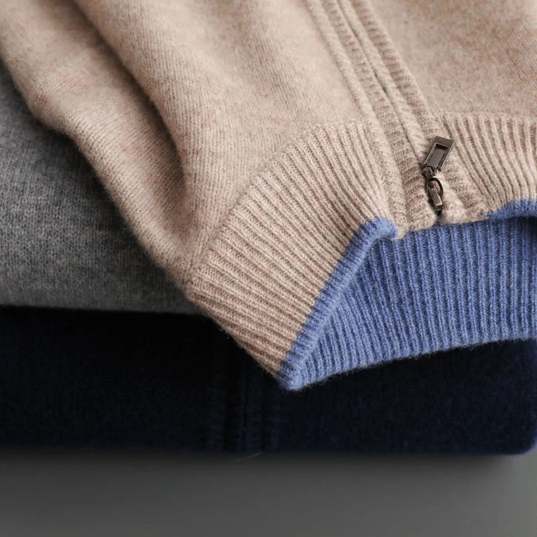 Detalj av stickad herrkofta med dragkedja. Mjuk textur, regular fit för optimal komfort i herrmodet.