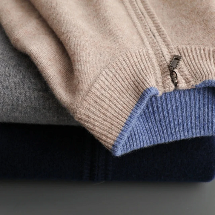 Detalj av stickad herrkofta med dragkedja. Mjuk textur, regular fit för optimal komfort i herrmodet.