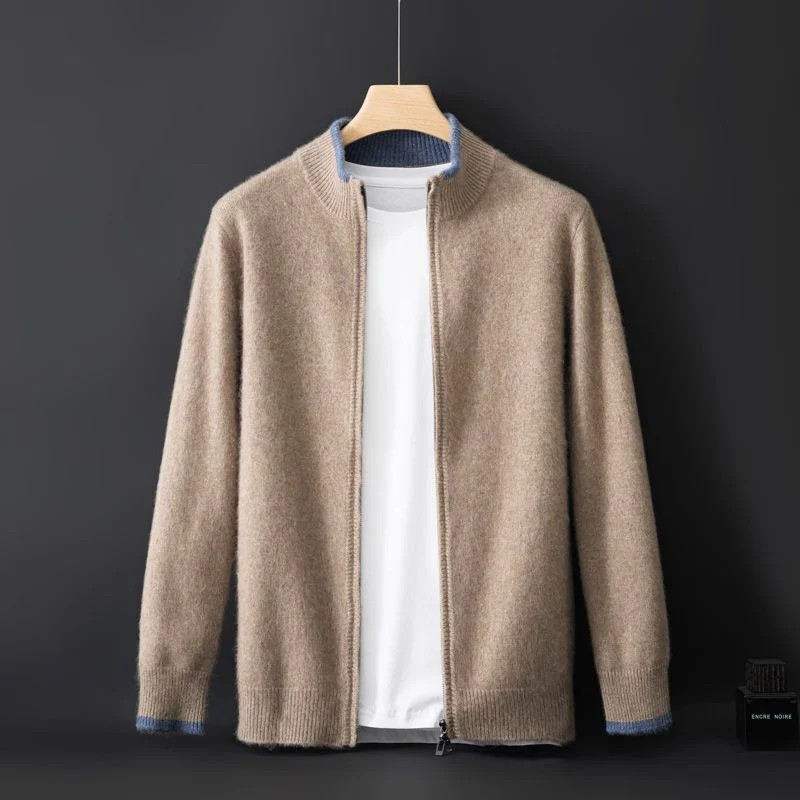 Beige herrkofta i regular fit med dragkedja. Mjuk stickad tröja för smart casual och bekvämt herrmode.