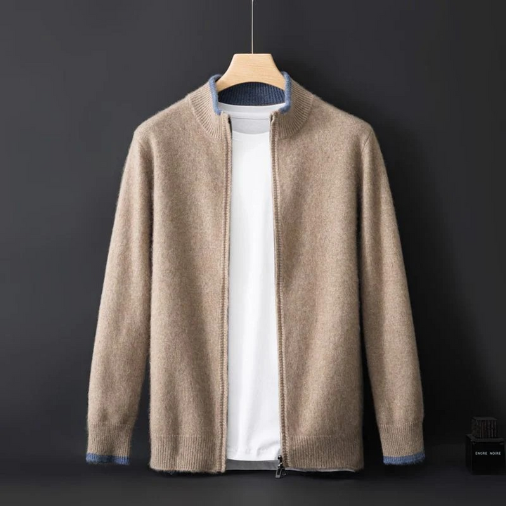 Beige herrkofta i regular fit med dragkedja. Mjuk stickad tröja för smart casual och bekvämt herrmode.