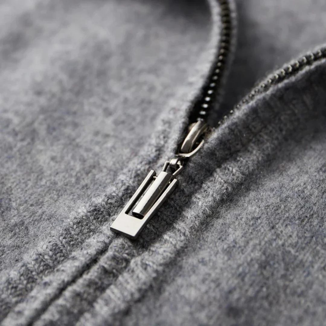 Bekväm herrkofta i stickad design med dragkedja. Regular fit för vardagens smart casual herrmode.