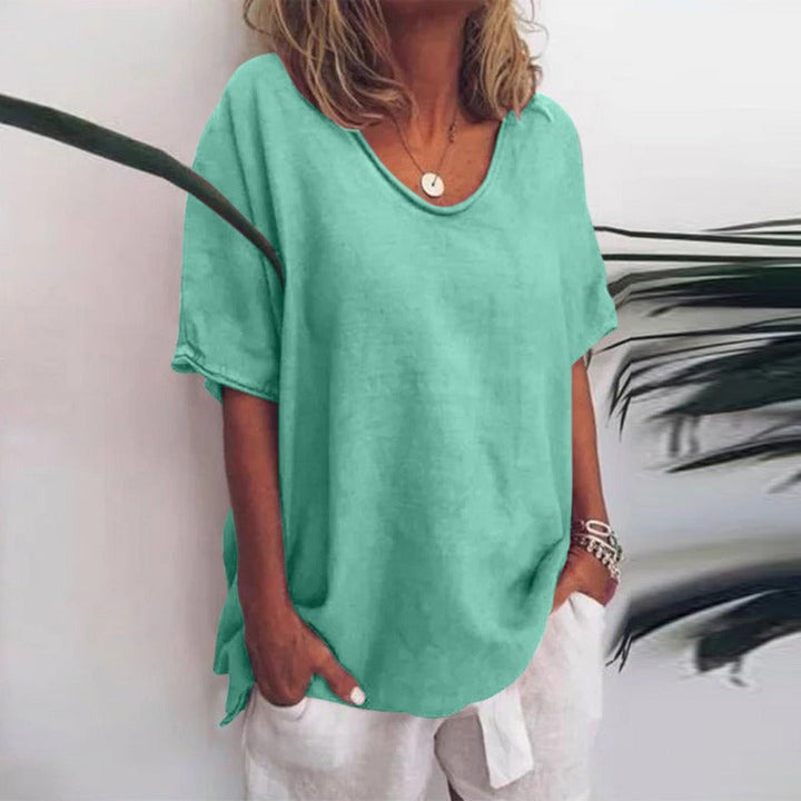 Avslappnad och chic kortärmad blus med v-ringning för dam. Perfekt sommarblus med stil och komfort.