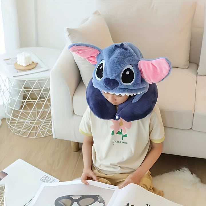 Stitch resenackkudde i plysch med huva. Mjukt U-format resekudde för barn och vuxna, perfekt för komfort.