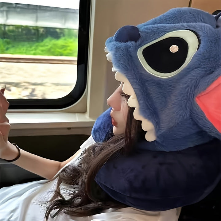 Unisex Stitch resekudde med huva, U-formad för optimalt nackstöd. Tecknad design, perfekt för vuxna och barn.