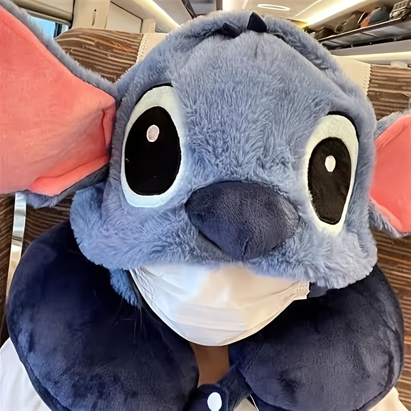 Blå Stitch resekudde i plysch med integrerad huva. Ger skönt nackstöd för en bekvämare resa för alla åldrar.