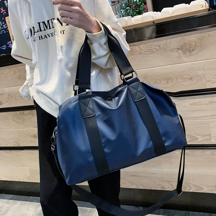 "Stor flygvänlig resväska med vattentät design i marinblått, stilren och funktionell för resor."