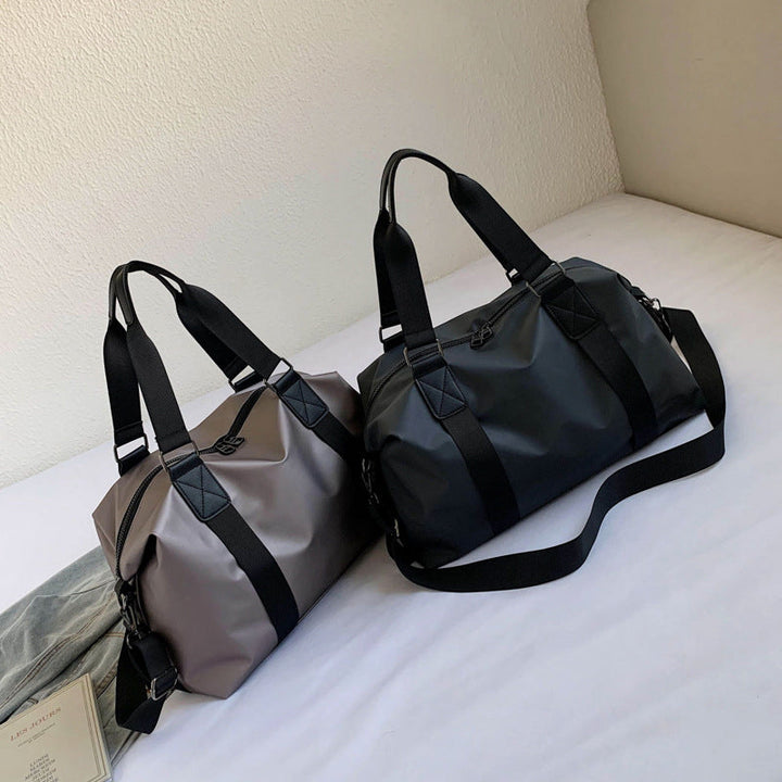 "Stor flygvänlig resväska med vattentät design i marinblått, stilren och funktionell för resor."