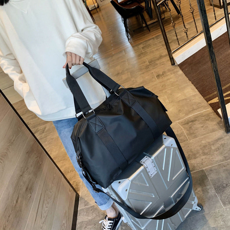 "Stor flygvänlig resväska med vattentät design i marinblått, stilren och funktionell för resor."