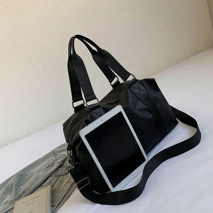 "Stor flygvänlig resväska med vattentät design i marinblått, stilren och funktionell för resor."