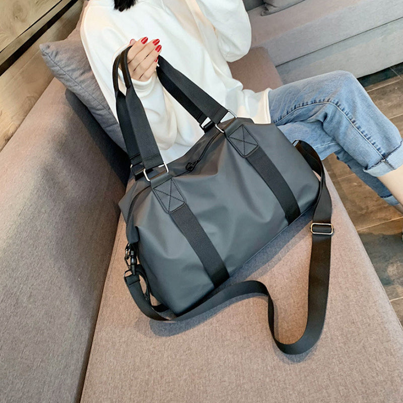 "Stor flygvänlig resväska med vattentät design i marinblått, stilren och funktionell för resor."