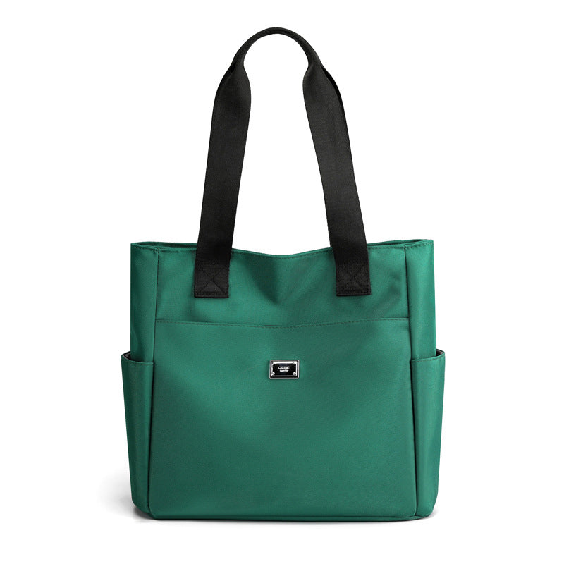 "Stor nylon damväska med flera fickor och dragkedja, svart färg, rymlig design, handtag 27 cm."