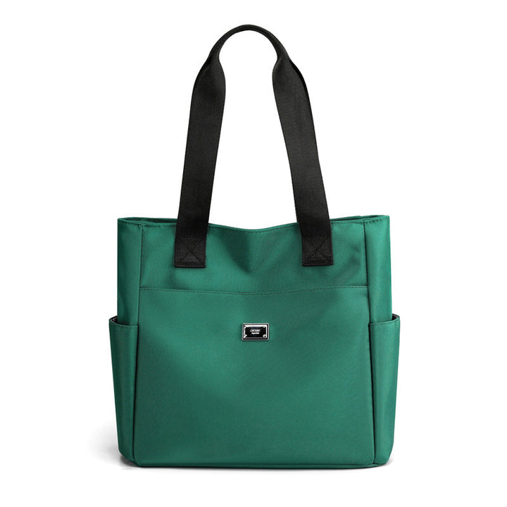 "Stor nylon damväska med flera fickor och dragkedja, svart färg, rymlig design, handtag 27 cm."