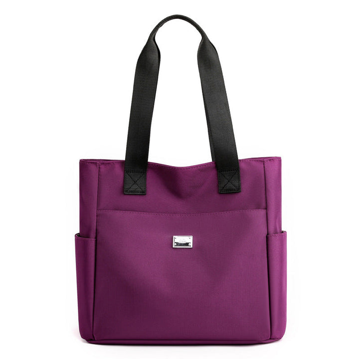 "Stor nylon damväska med flera fickor och dragkedja, svart färg, rymlig design, handtag 27 cm."