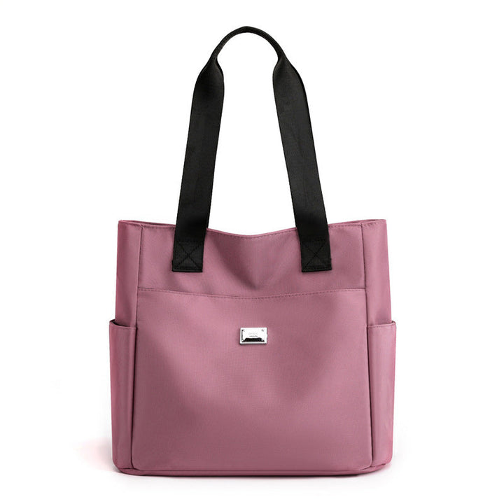 "Stor nylon damväska med flera fickor och dragkedja, svart färg, rymlig design, handtag 27 cm."