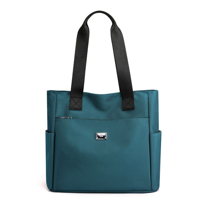 "Stor nylon damväska med flera fickor och dragkedja, svart färg, rymlig design, handtag 27 cm."
