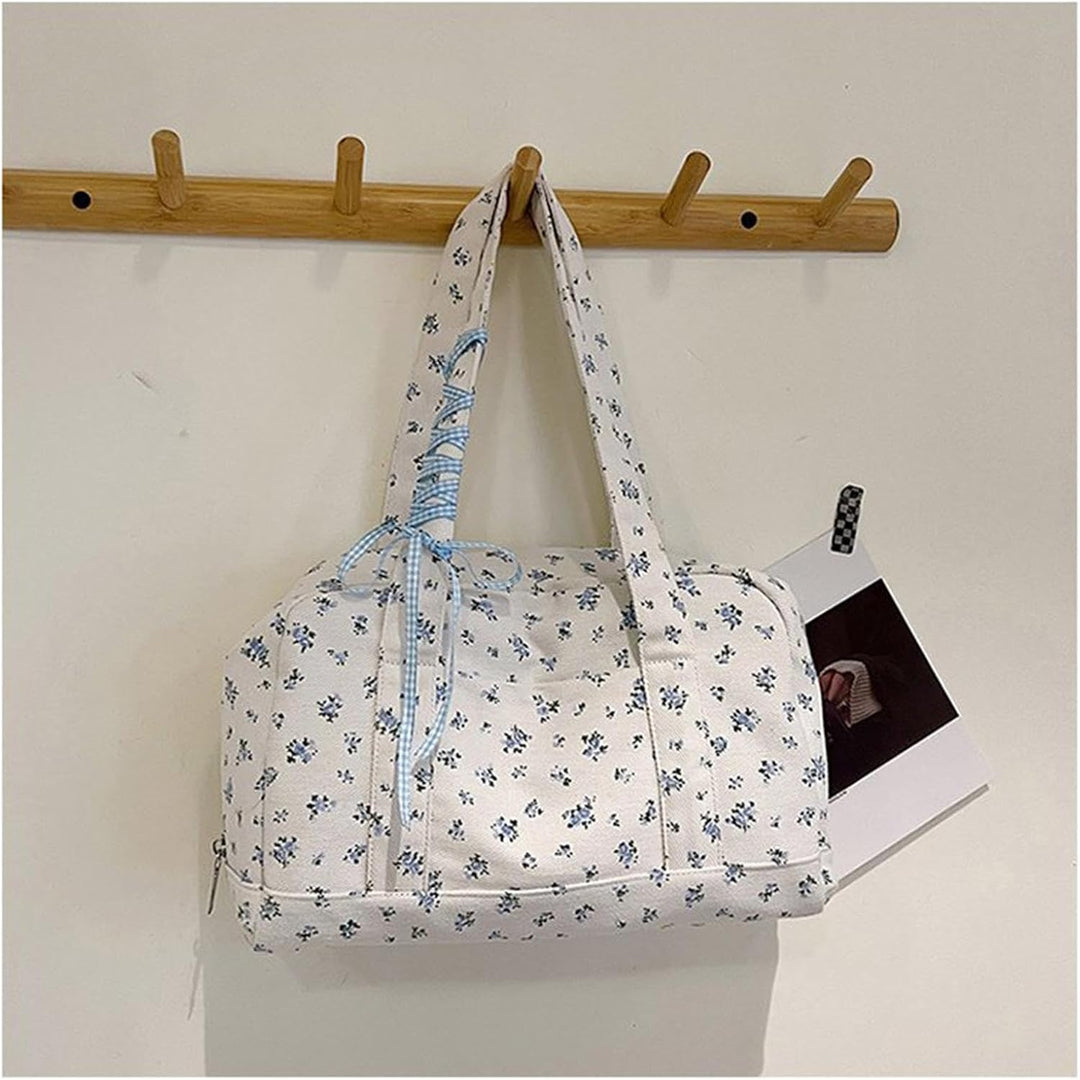 Reseväska för damer: Stor rosa canvas weekendväska med elegant banddetalj.