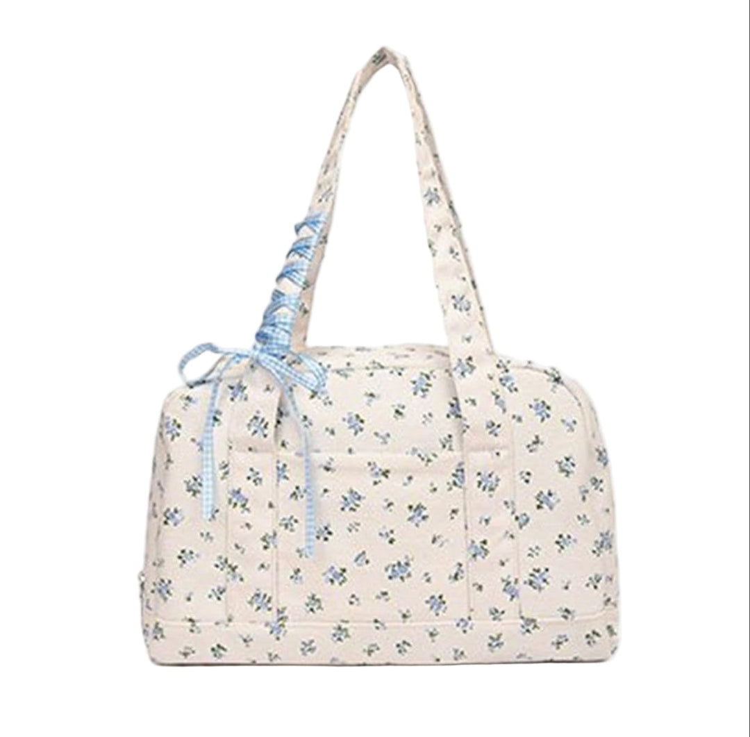 Banddetaljad rosa canvas duffelväska, elegant weekendväska för dam, perfekt för utflykter.