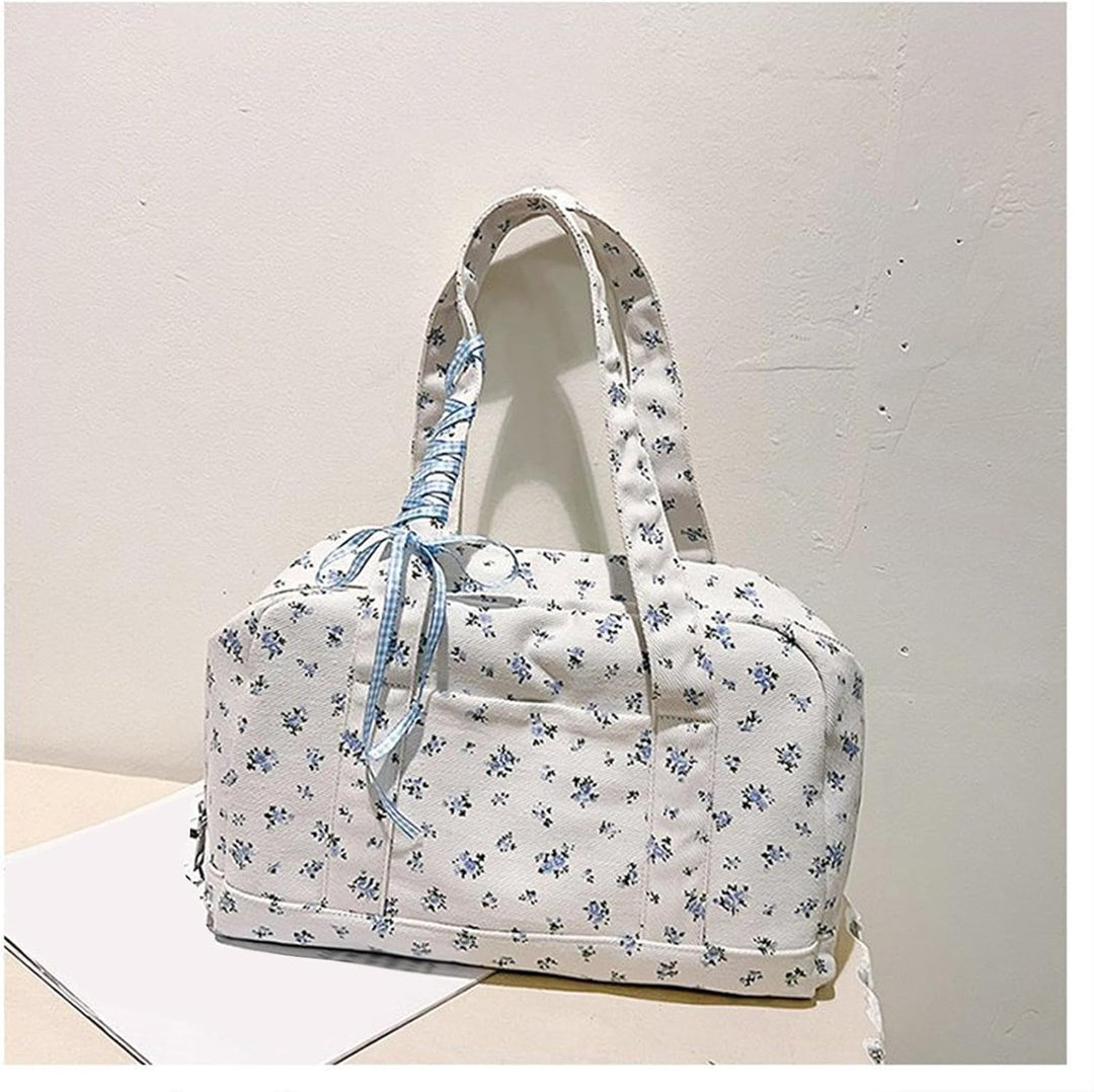 Stilren rosa canvas duffelväska, en elegant dam weekendväska med vackra banddetaljer.
