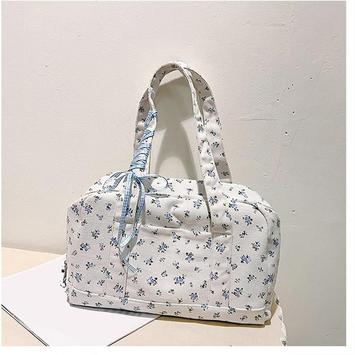 Stilren rosa canvas duffelväska, en elegant dam weekendväska med vackra banddetaljer.