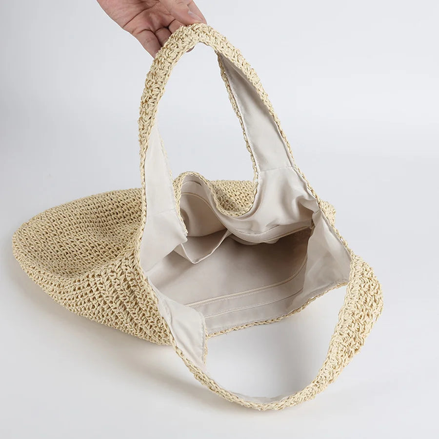 Stor solkysst brun beige axelväska för kvinnor, perfekt som sommar- och strandväska. Rymlig toteväska.