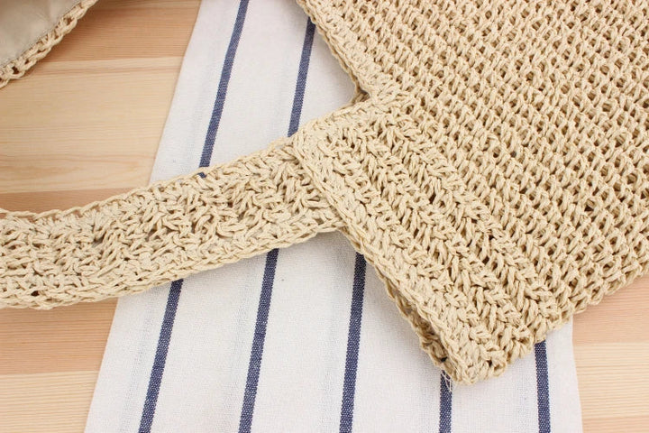 Modern solkysst axelväska, brun beige. Rymlig toteväska, idealisk som strand- och sommarväska.