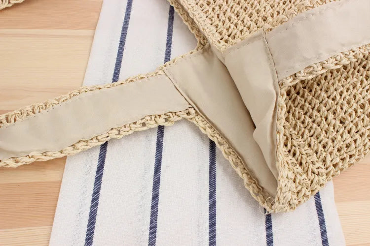 Elegant brun beige axelväska för kvinnor. En rymlig och solkysst sommarväska, perfekt för strand.