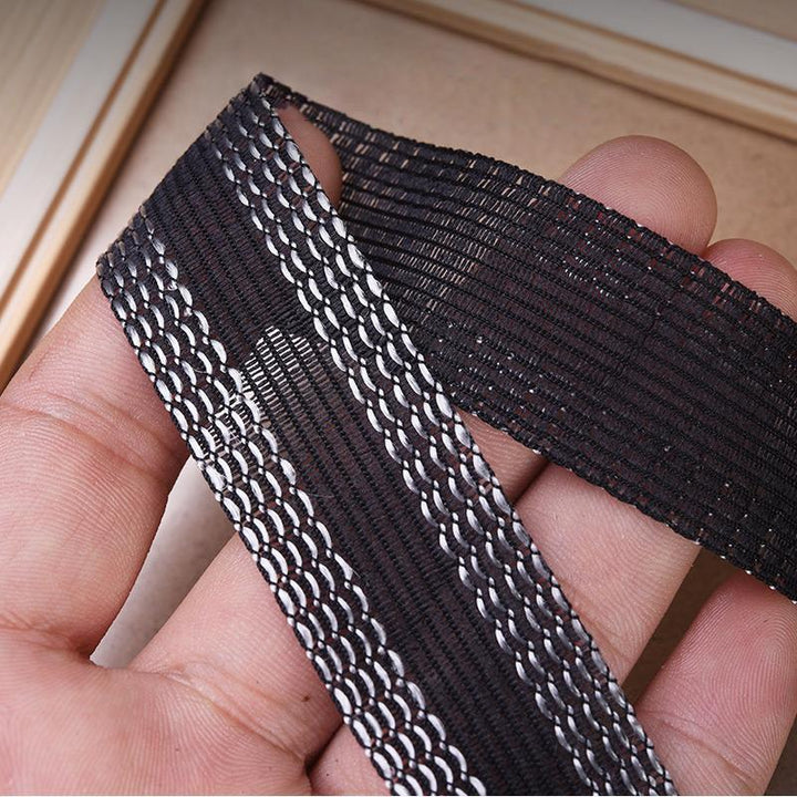 "Strykbart fållband för byxor och kläder, vit textur, håller fållen snygg och professionell, enkel lösning utan sömnad."