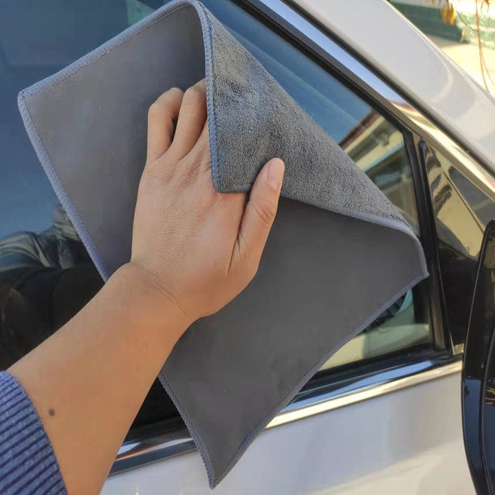 "Superabsorberande biltorkhandduk i mocka och mikrofiber i färgerna kaffe, grå, beige och röd, storlek 30x30 cm."