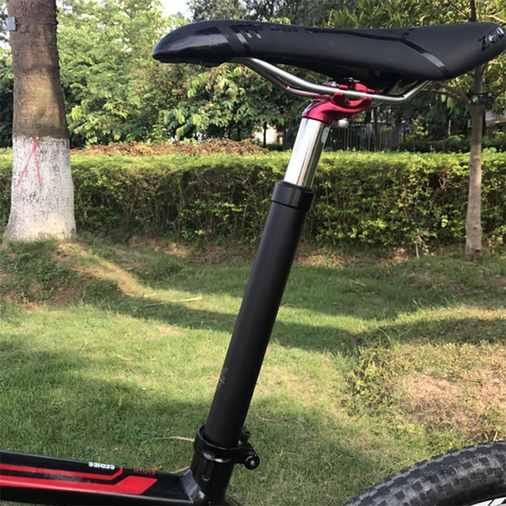 "Superlätt cykelstolpe av aluminium, svart och röd, med stötdämpare för mjuk och kontrollerad mountainbiketur."