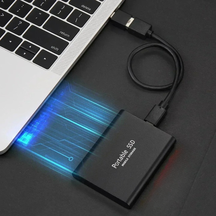 Kompakt portabel 2TB SSD i svart, blå eller röd. Idealisk extern hårddisk för snabb dataöverföring på språng.