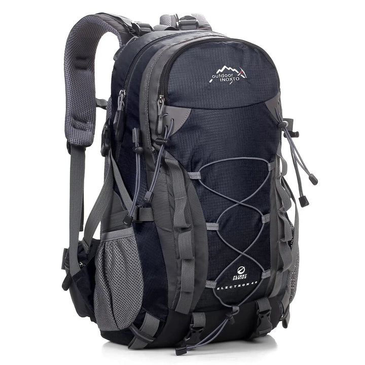 Svart 40L unisex vandringsryggsäck för trekking och friluftsliv. Optimal komfort för äventyr.