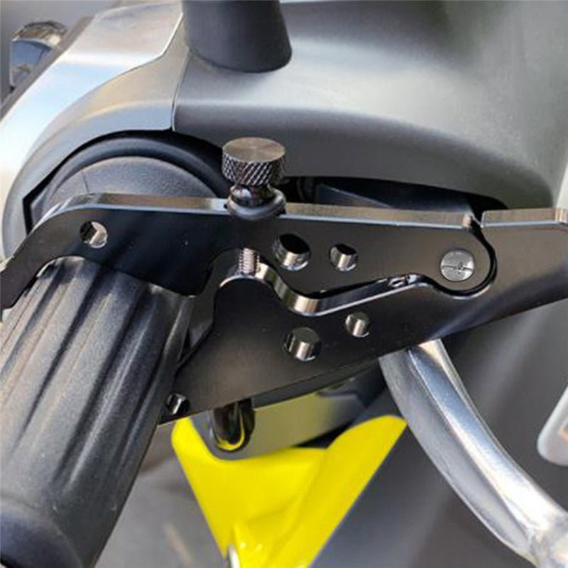 "Svart aluminium motorcykelfarthållare gaslås, kompakt och hållbar, enkel installation på alla cykelgrepp."