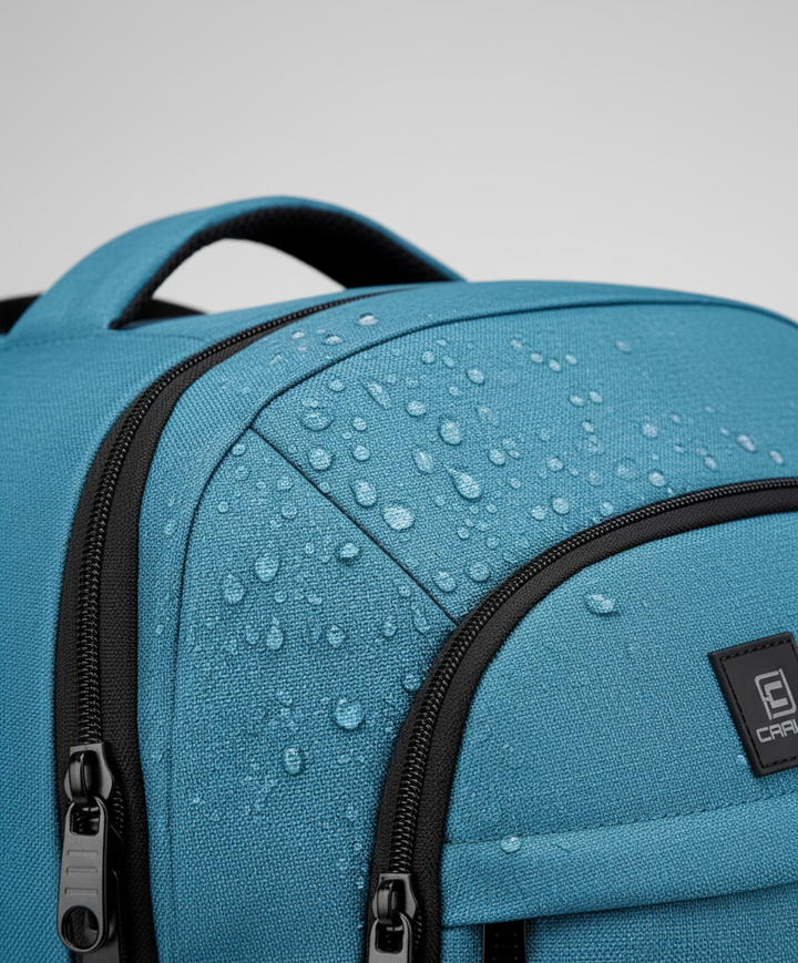 AquaShield ryggsäck med integrerad USB-laddningsport för bekväm laddning av mobila enheter.