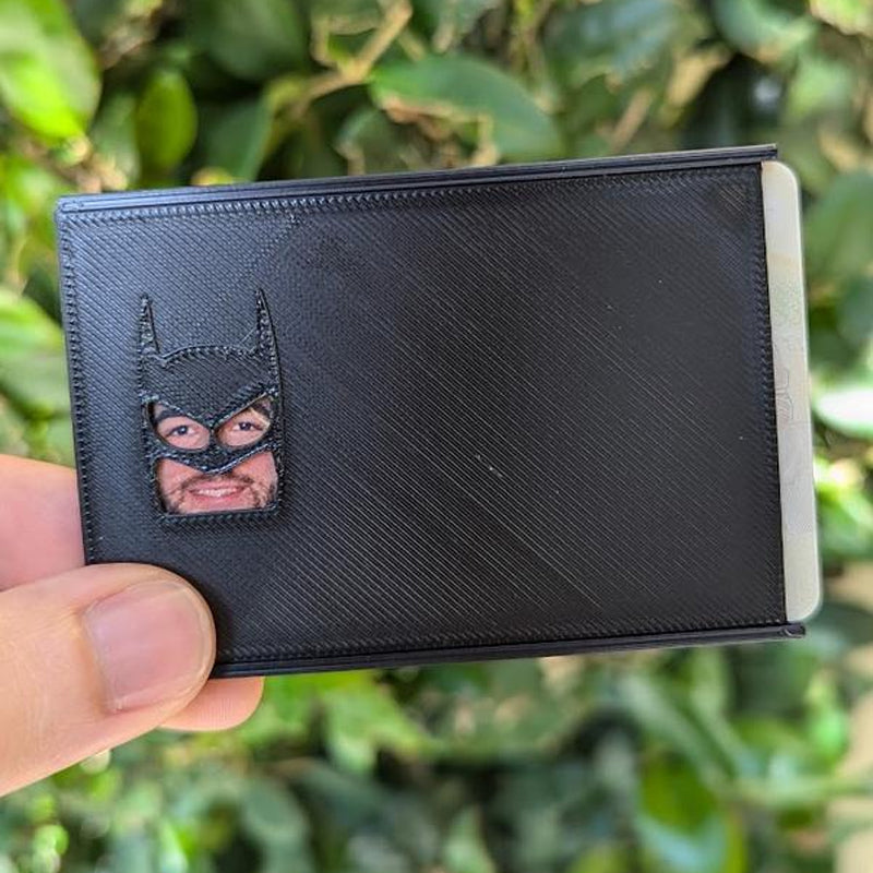 "Svart Batman ID-kortfodral i rolig stil med lekfull design och hållbart material för fans av superhjälten, tillbehör."