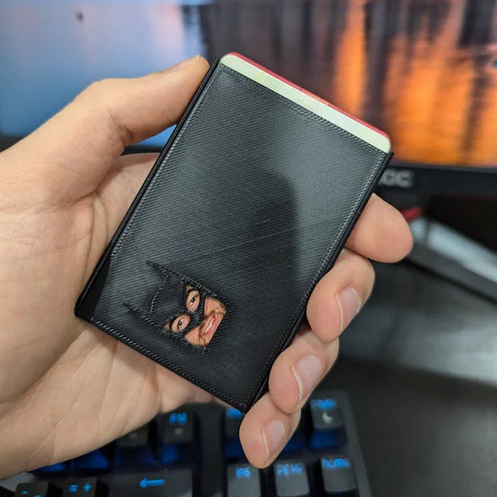 "Svart Batman ID-kortfodral i rolig stil med lekfull design och hållbart material för fans av superhjälten, tillbehör."