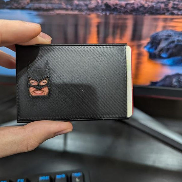 "Svart Batman ID-kortfodral i rolig stil med lekfull design och hållbart material för fans av superhjälten, tillbehör."