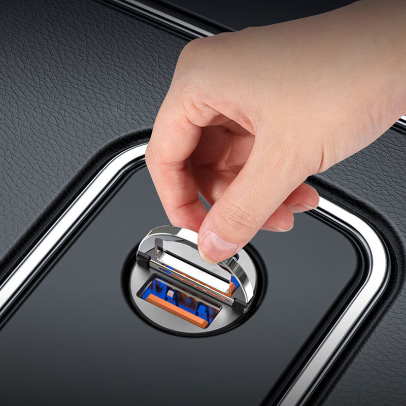 "Svart billaddare 30W i zinklegering, kompakt design med dubbel USB-port, idealisk för snabb laddning i bilen."